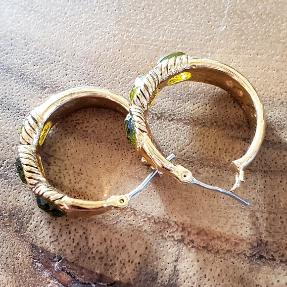 Vintage gold & 3 green Peridot gemstone pierced loop earrings - Picture 5 of 10